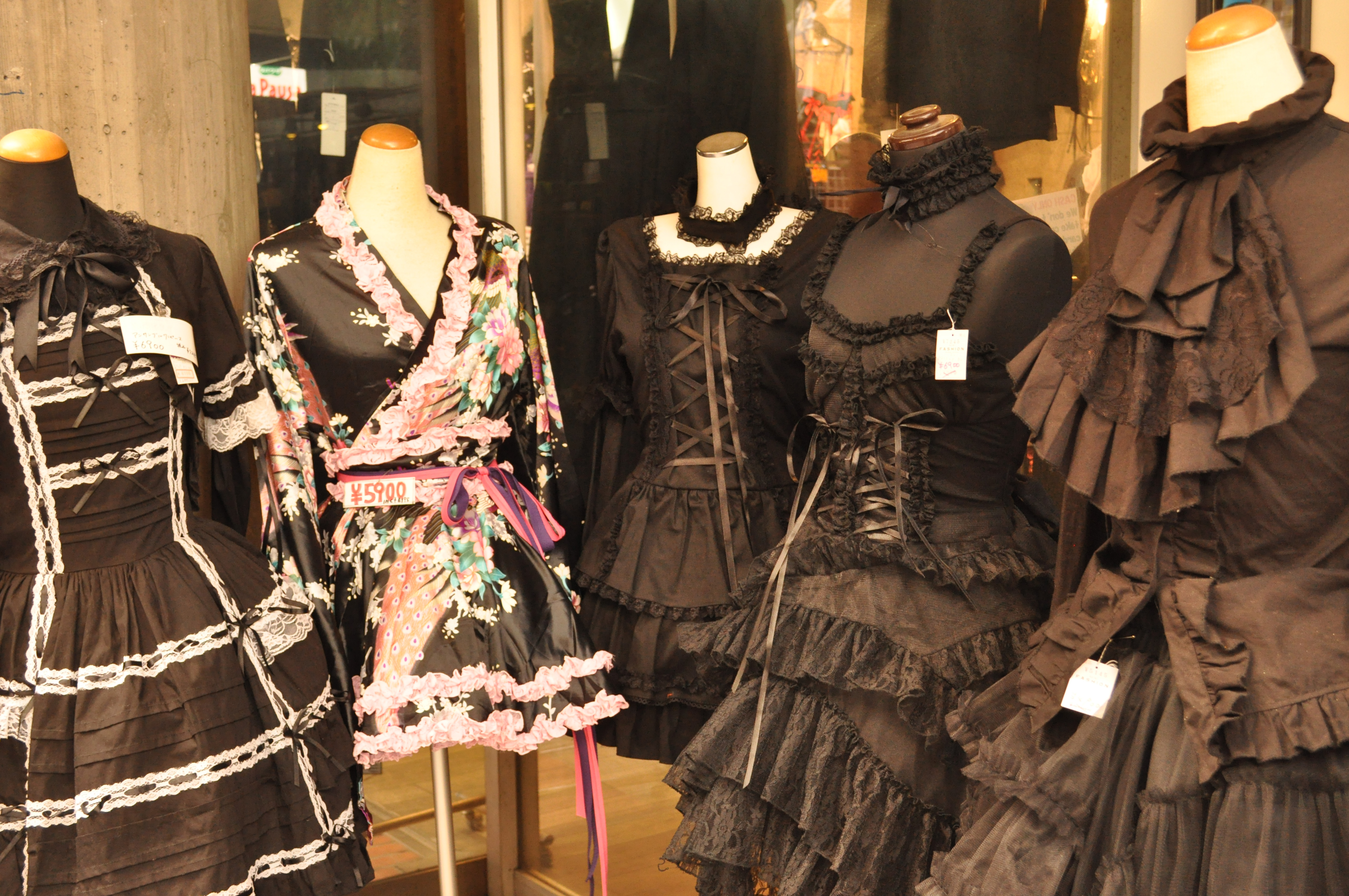 Roupas de lolita gótica em uma vitrine.